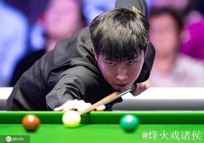 赵心童以4-3险胜休吉尔 成功跻身英国公开赛64强 赵心童以4-3险胜休吉尔 成功跻身英国公开赛64强