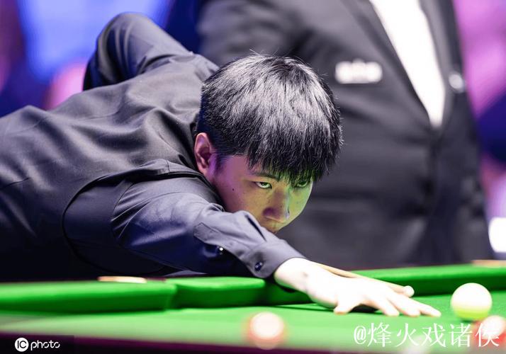 赵心童以4-3险胜休吉尔 成功跻身英国公开赛64强 赵心童以4-3险胜休吉尔 成功跻身英国公开赛64强